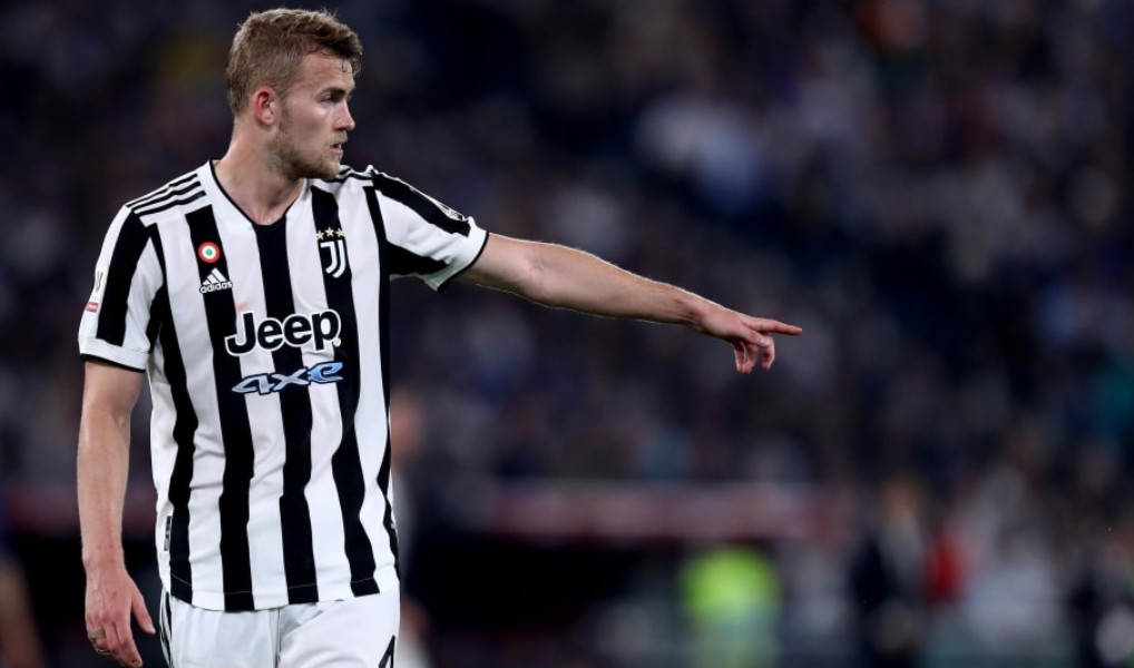 关于里程碑夜拜仁慕尼黑调整名单；荷甲冲刺阶段刷纪录；目标明确；赛季目标并未改变的信息