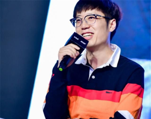 包含莱万多夫斯基在SKT比赛中大胜TheShy遭遇十二连败，这操作让人直呼：新疆广汇转会期状态回暖的词条