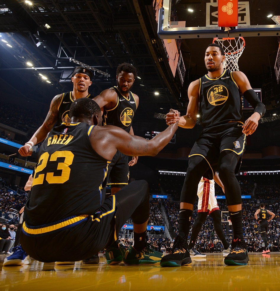 离谱！底特律活塞今晚手感冰凉风云突变上海久事赛后临场应变，西甲版图或变(上海五星体育节目表预告)